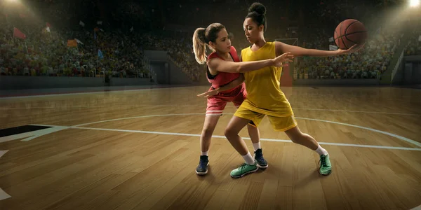 女篮球运动员为球而战 篮球运动员在大型专业竞技场上比赛 — 图库照片