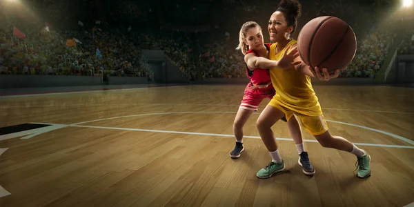 Kobiet Koszykówki Graczy Walczyć Piłkę Koszykarze Dużej Profesjonalnej Arenie Podczas — Zdjęcie stockowe