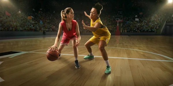 Kadın Basketbolcular Top Için Dövüşüyor Oyun Sırasında Büyük Profesyonel Arenada — Stok fotoğraf