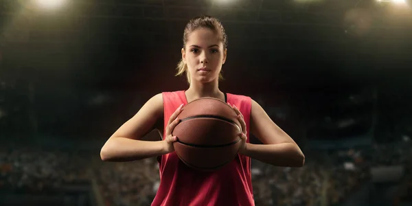 Pemain Basket Wanita Dengan Bola Arena Profesional Besar — Stok Foto