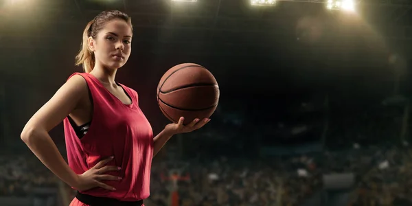 Jugadora Baloncesto Femenina Con Balón Gran Arena Profesional — Foto de Stock