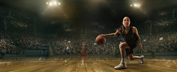 Ženská Basketbalová Hráčka Koulí Velké Profesionální Scéně — Stock fotografie