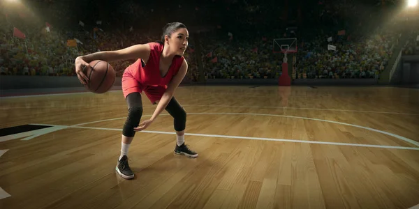 Pemain Basket Wanita Dengan Bola Arena Profesional Besar — Stok Foto