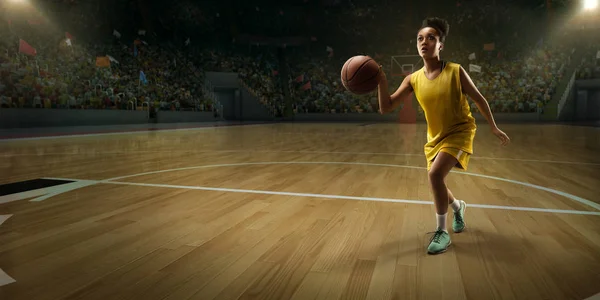 Pemain Basket Wanita Dengan Bola Arena Profesional Besar — Stok Foto