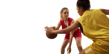 İzole Kadın basketbolcular top için mücadele. Beyaz arka planda basketbol oyuncuları