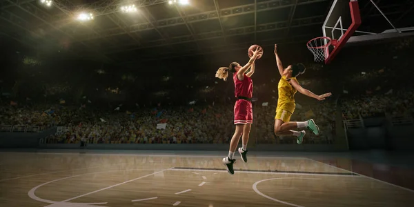 Női Kosárlabda Játékos Harcot Labdát Kosárlabda Játékos Teszi Slam Dunk — Stock Fotó