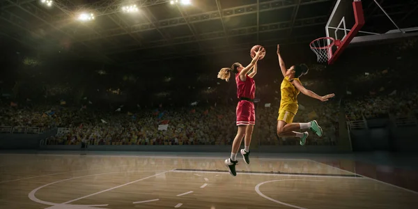 Las Jugadoras Pelean Por Balón Jugador Baloncesto Hace Slam Dunk — Foto de Stock