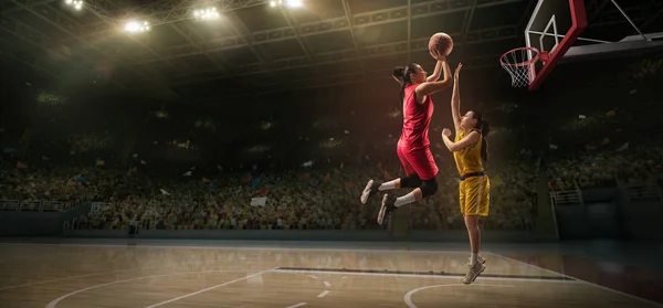 Vrouwelijke Basketbal Spelers Vechten Voor Bal Basketbalspeler Maakt Slam Dunk — Stockfoto