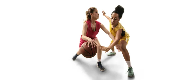 孤立的女篮队员为球而战 白色背景的篮球运动员 — 图库照片