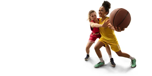Geïsoleerde Vrouwelijke Basketbal Spelers Vechten Voor Bal Basketballers Witte Achtergrond — Stockfoto