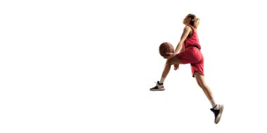 İzole Kadın basketbolcu slam dunk yapar. Beyaz arka planda basketbol oyuncuları