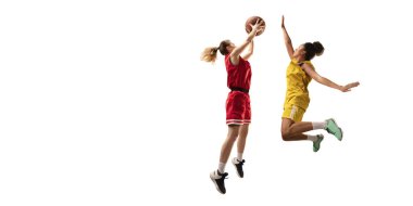 İzole Kadın basketbolcu slam dunk yapar. Beyaz arka planda basketbol oyuncuları