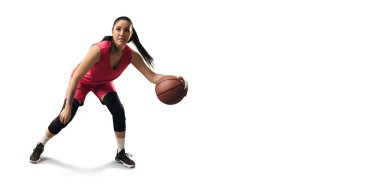 Büyük profesyonel arenada topu ile kadın basketbolcu 