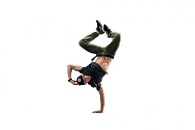 İzole erkek Hip Hop Dansçısı. Beyaz arka planda dans eden güzel adam