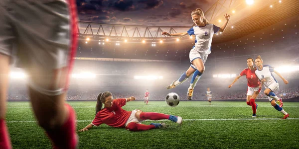 Жінка Футболістка Виконує Екшн Професійному Футбольному Стадіоні Дівчата Грають Футбол — стокове фото