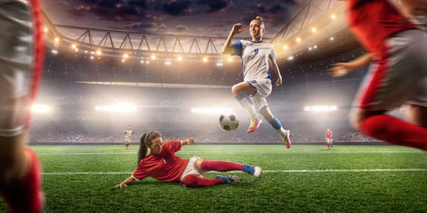 女子サッカー選手は プロのサッカースタジアムでアクションプレイを行います サッカーをしている女の子 — ストック写真
