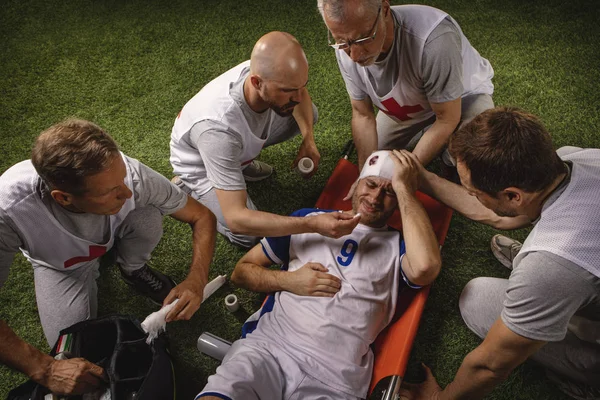 Fußballspieler Erlitt Während Des Spiels Eine Kopfverletzung Sportärzte Leisten Dem — Stockfoto