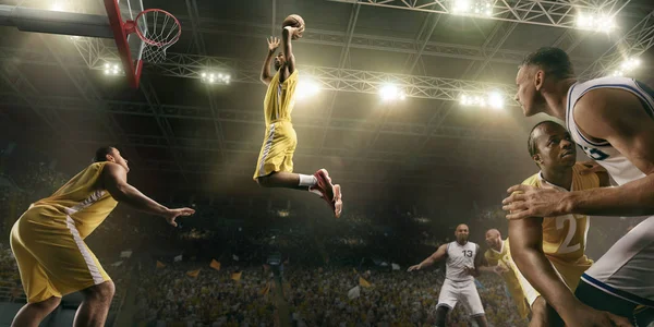 Oyun Sırasında Büyük Profesyonel Arenada Basketbol Oyuncuları Basketbolcu Gecekondu Dunk — Stok fotoğraf