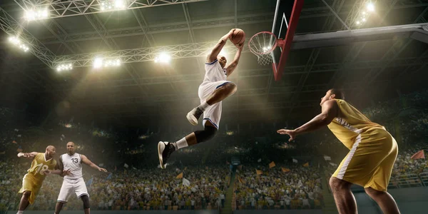Koszykarze Dużej Profesjonalnej Arenie Podczas Gry Koszykarz Sprawia Slumsów Dunk — Zdjęcie stockowe