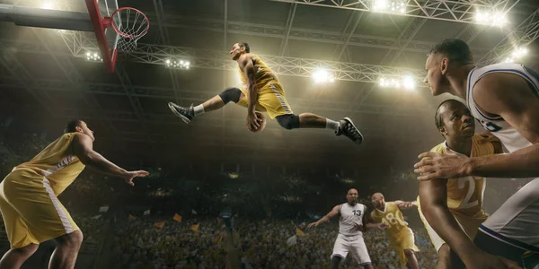 Pemain Basket Arena Profesional Besar Selama Permainan Pemain Basket Membuat — Stok Foto