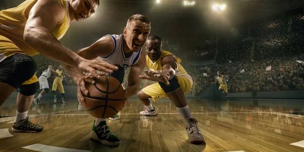 試合中に大きなプロのアリーナでバスケットボール選手 男性バスケットボール選手はボールのために戦う — ストック写真