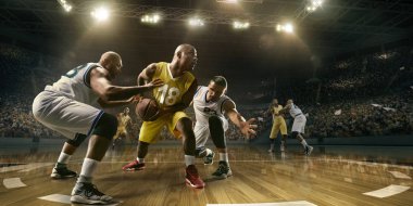 Oyun sırasında büyük profesyonel arenada basketbol oyuncuları. Erkek basketbolcular top için savaşıyor