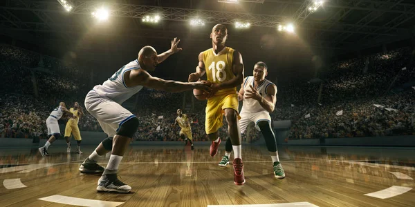 Баскетболисты Большой Профессиональной Арене Время Игры Баскетболисты Дерутся Мяч — стоковое фото