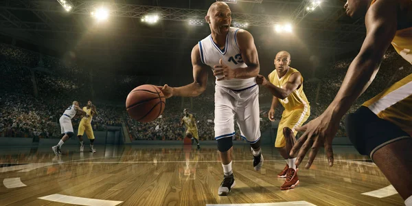 Баскетболісти Великій Професійній Арені Під Час Гри Чоловіки Баскетболісти Борються — стокове фото