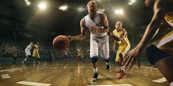 Jugadores Baloncesto Gran Arena Profesional Durante Juego Jugadores Baloncesto Luchan — Foto de Stock