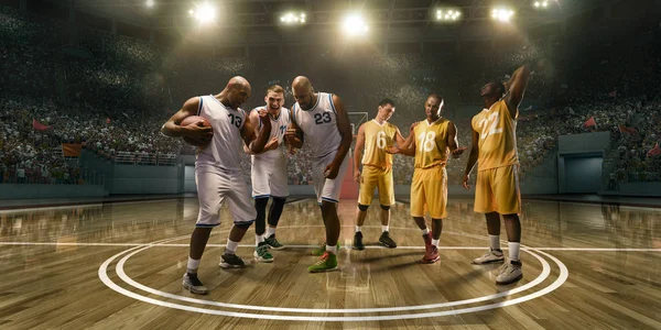 Pemain Basket Secara Emosional Bersukacita Saat Menang Stadion Basket Profesional — Stok Foto