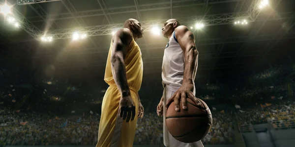 Баскетболісти Великій Професійній Арені Перед Грою Дві Команди Гравці Зіткнулися — стокове фото