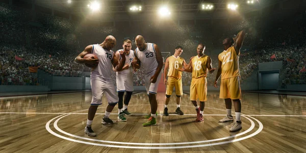 Basketbalisté Emocionálně Radili Vítězství Profesionálním Basketbalovém Stadionu Hráči Soupeřící Skupiny Stock Obrázky