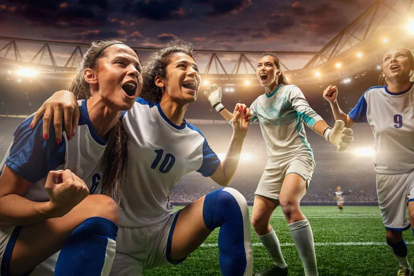 Gelukkige Vrouwelijke Voetballers Een Professioneel Voetbalstadion Meisjes Team Emotioneel Viert Stockfoto