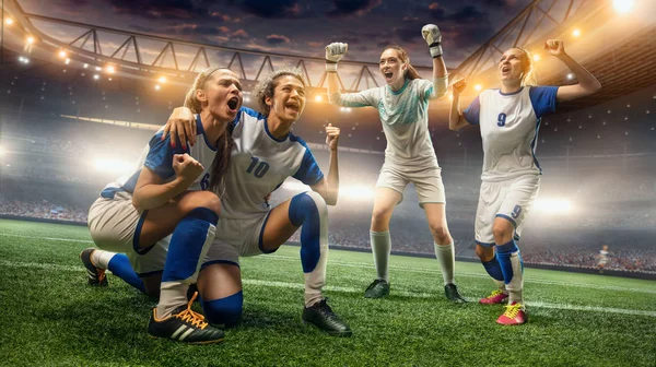 Gelukkige Vrouwelijke Voetballers Een Professioneel Voetbalstadion Meisjes Team Emotioneel Viert Stockfoto