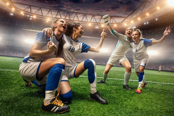 Χαρούμενες Γυναίκες Ποδοσφαιριστές Ένα Επαγγελματικό Γήπεδο Ποδοσφαίρου Γυναικεία Ομάδα Συναισθηματικά Royalty Free Εικόνες Αρχείου