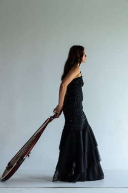 Kız kadın bandura müzik aleti.