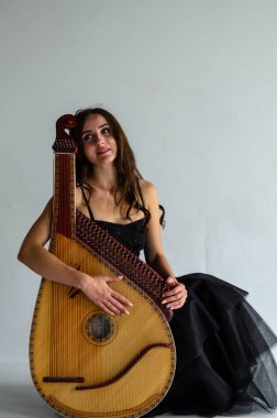 Kız kadın bandura müzik aleti.