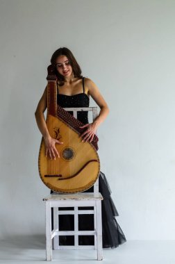 Kız kadın bandura müzik aleti.