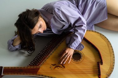 Kız kadın bandura müzik aleti.