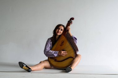 Kız kadın bandura müzik aleti.