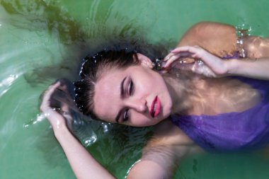 Islak modeli duş alır ve giyim, ıslak giyim, kadın, ıslak bak sauna ve yüzme havuzunda yüzüyor.