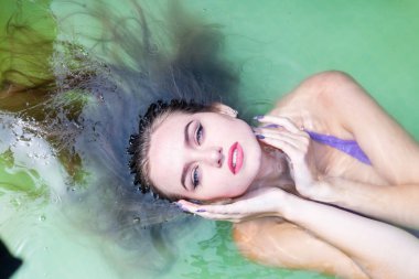 Islak modeli duş alır ve giyim, ıslak giyim, kadın, ıslak bak sauna ve yüzme havuzunda yüzüyor.