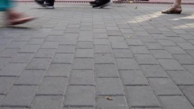 Ayakkabı closeup kavramı kalabalık feet. Anonim insanlar sokakta yürüme.