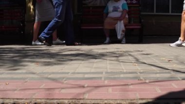 Ayakkabı closeup kavramı kalabalık feet. Anonim insanlar sokakta yürüme.