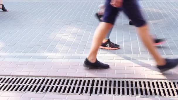 概念人群脚与鞋特写镜头 走在大街上的匿名者 — 图库视频影像