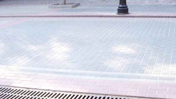Pojęcie Stopy Tłum Zbliżenie Buty Anonimowych Ludzi Chodzących Ulicy — Wideo stockowe