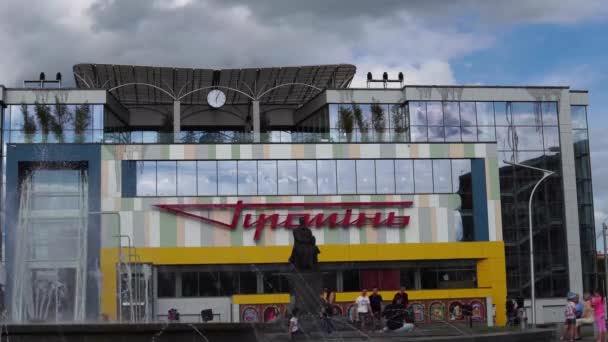 Lutsk Ukraine 2018 Viele Menschen Der Nähe Des Brunnens Die — Stockvideo