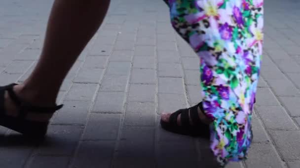 Concept menigte voeten met schoenen close-up. Anonieme mensen lopen op straat. — Stockvideo