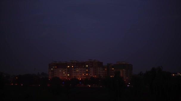 Několikapatrová budova s proměnlivým oknem osvětlení v noci. Časová prodleva — Stock video