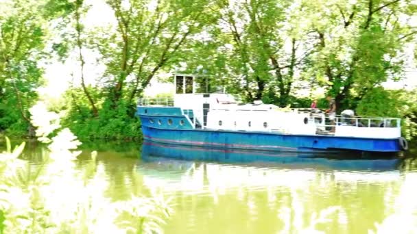 2018 06 27, Lutsk Ukraina. Nemunasfloden nära slottet går muddring verk. — Stockvideo